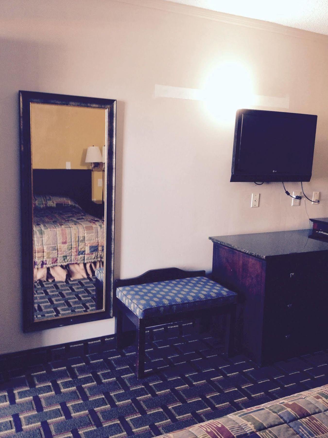 Budget Inn East Кисими Екстериор снимка