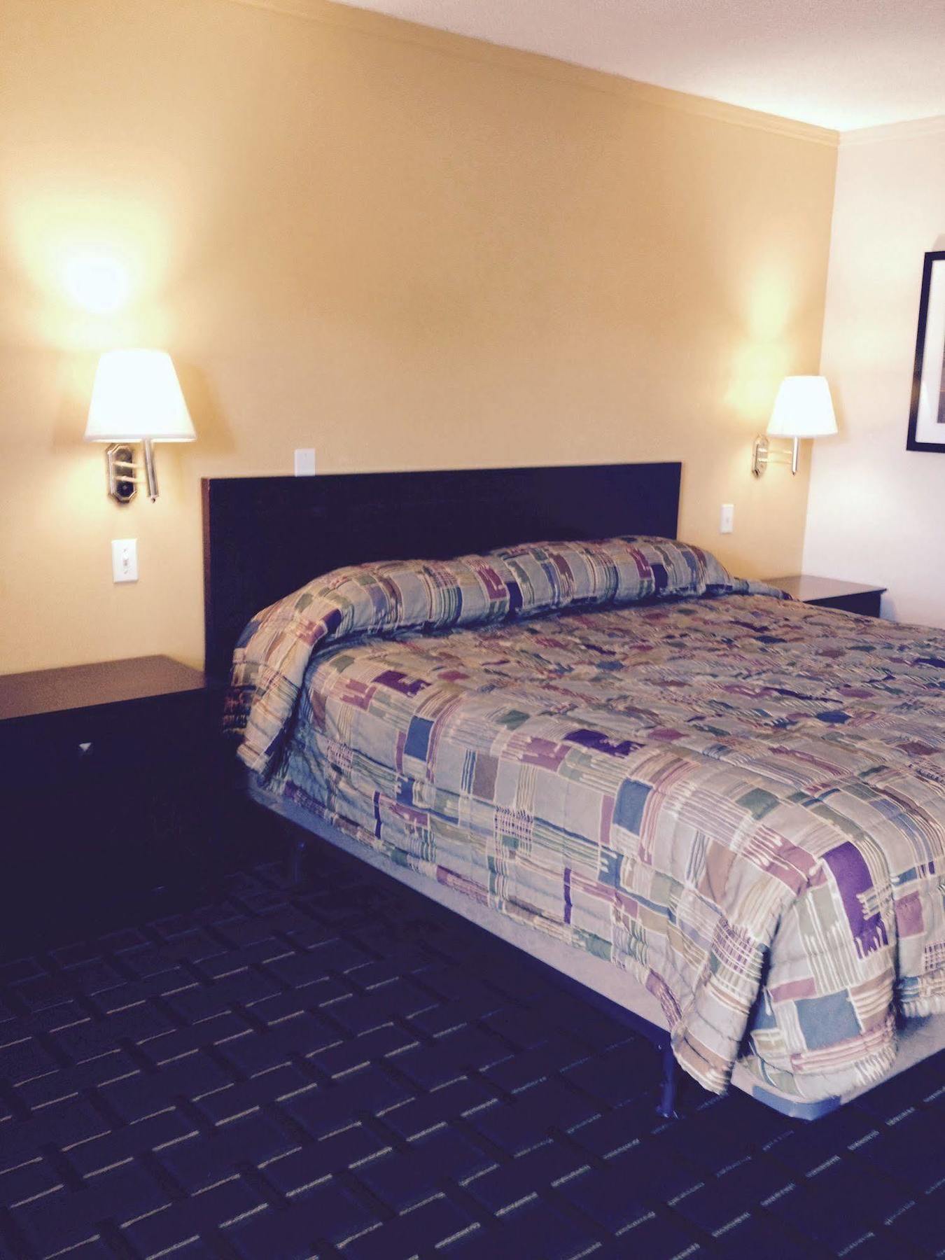 Budget Inn East Кисими Екстериор снимка