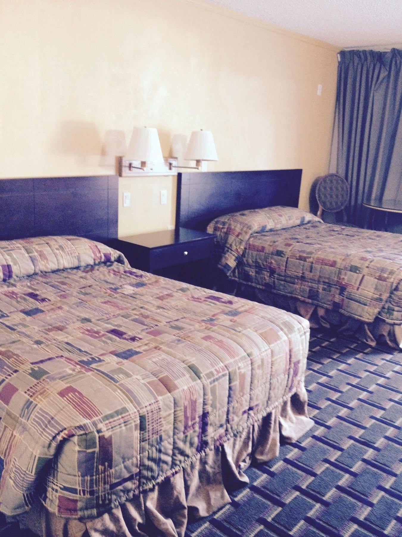 Budget Inn East Кисими Екстериор снимка