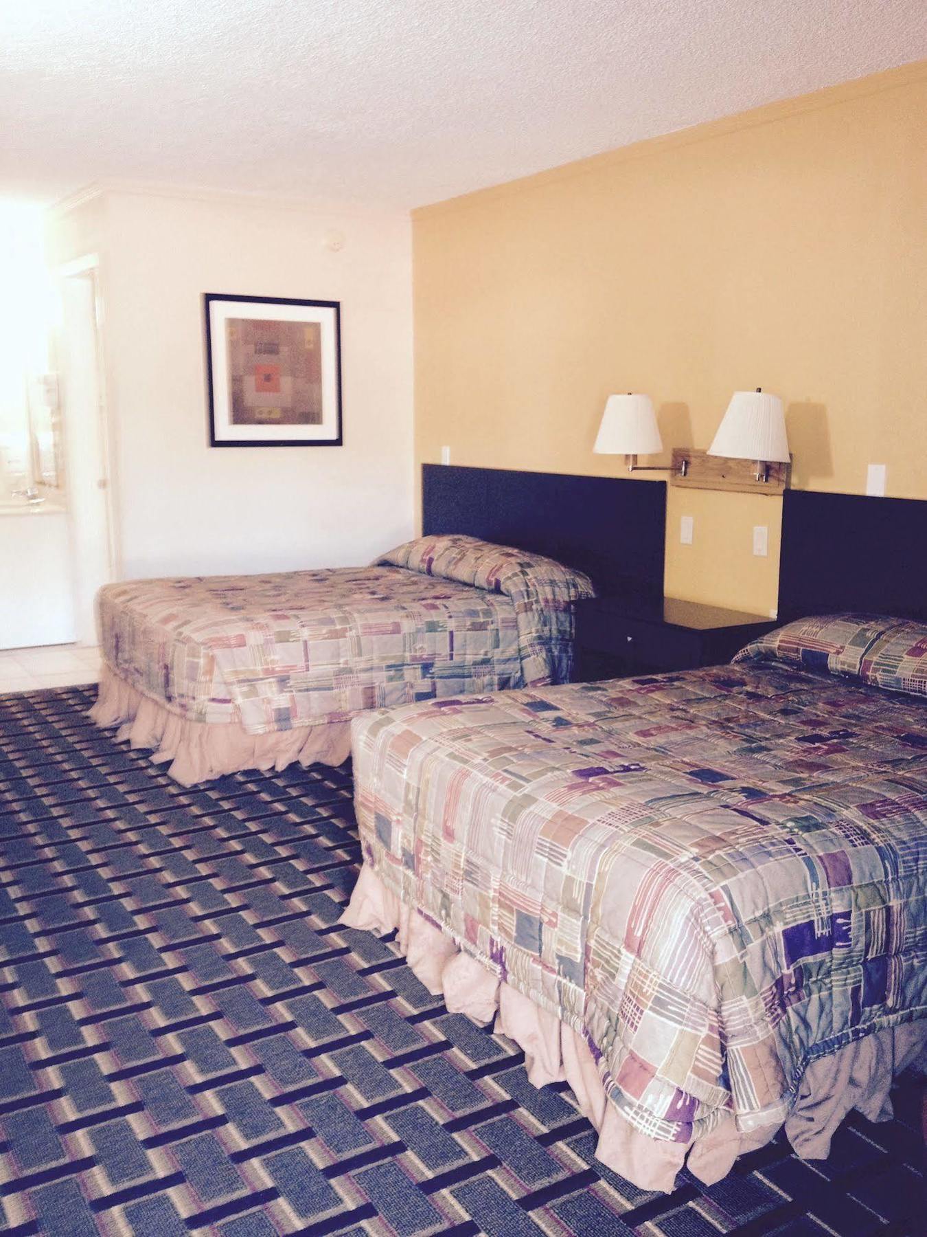 Budget Inn East Кисими Екстериор снимка