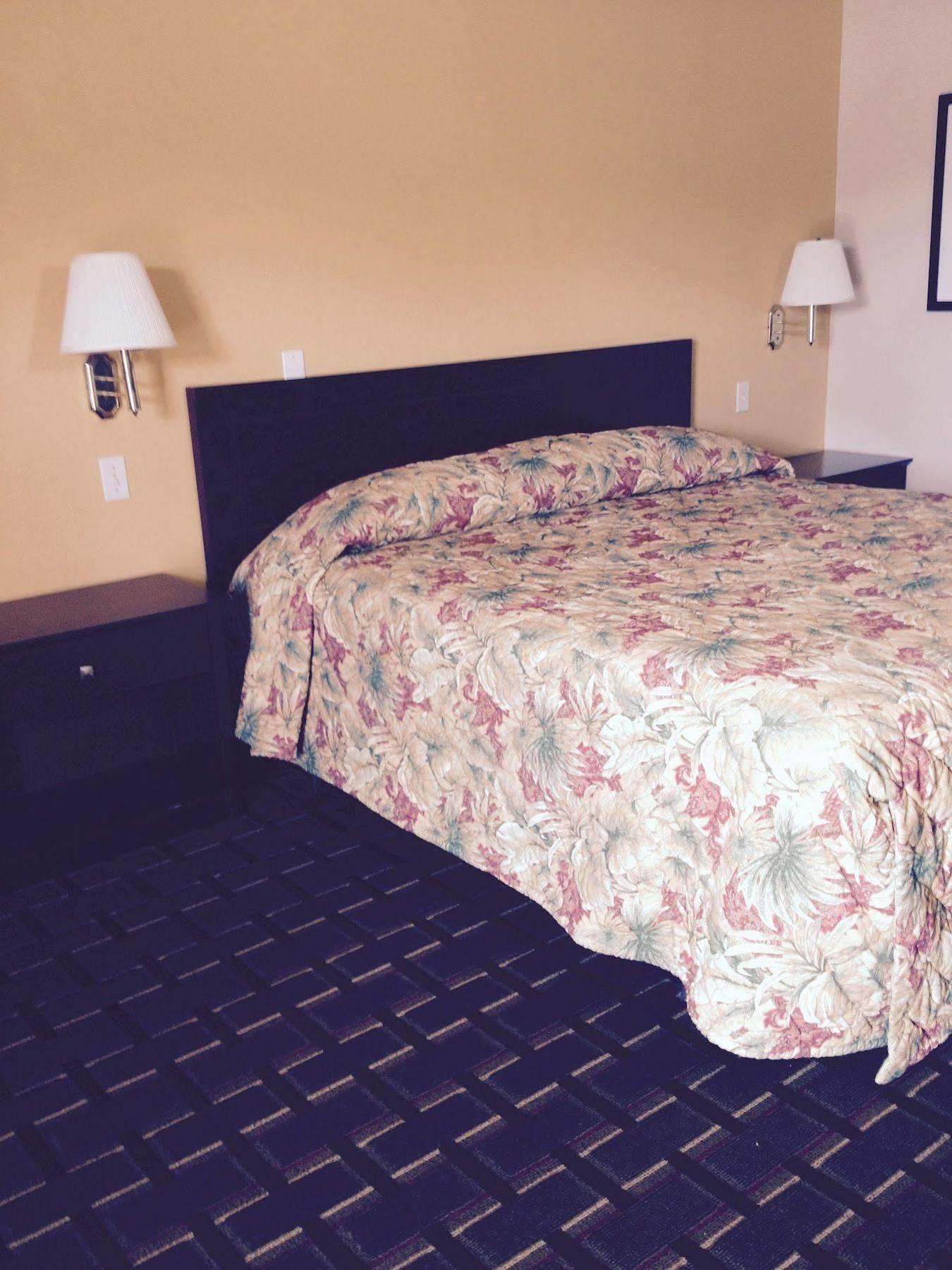 Budget Inn East Кисими Екстериор снимка