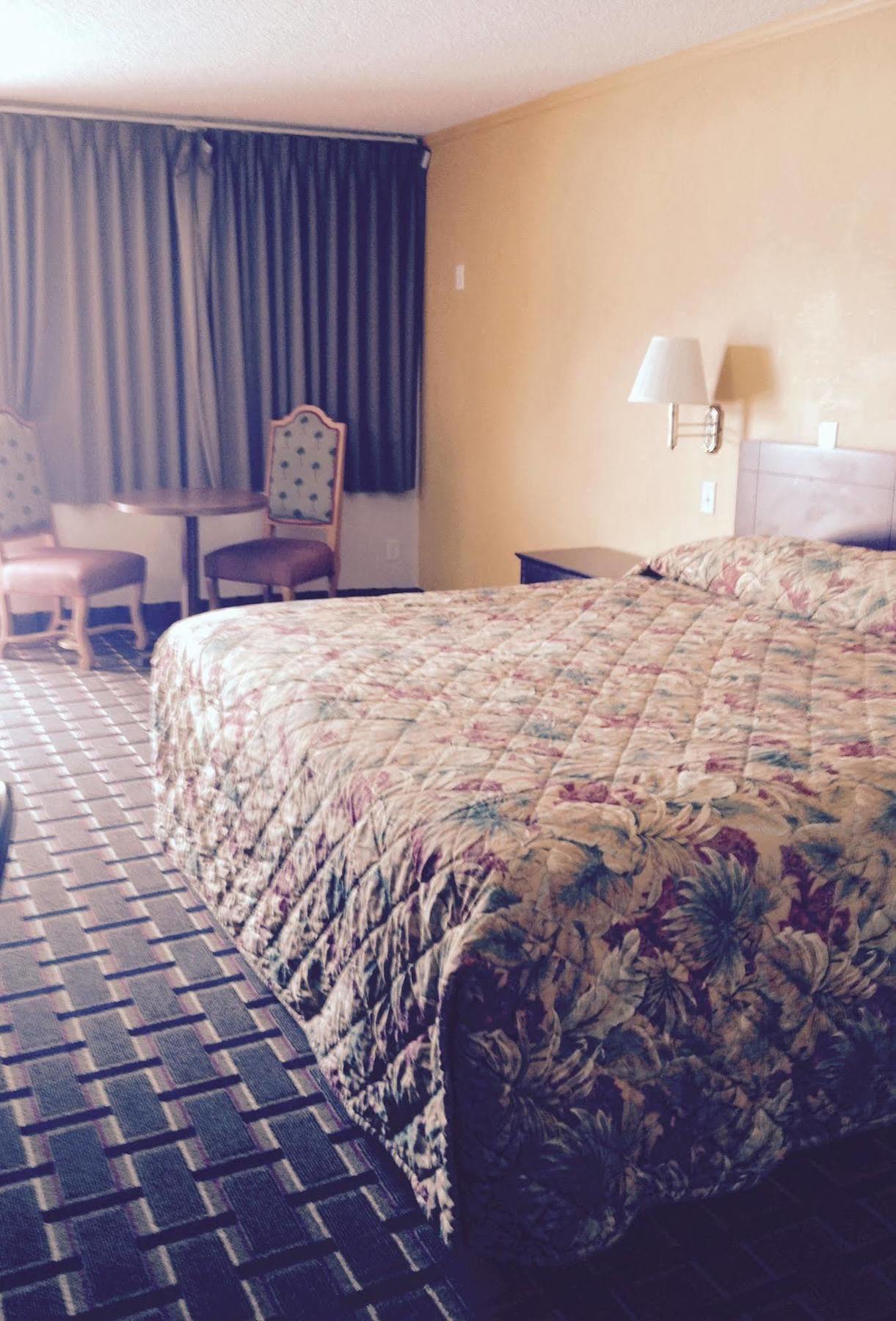 Budget Inn East Кисими Екстериор снимка
